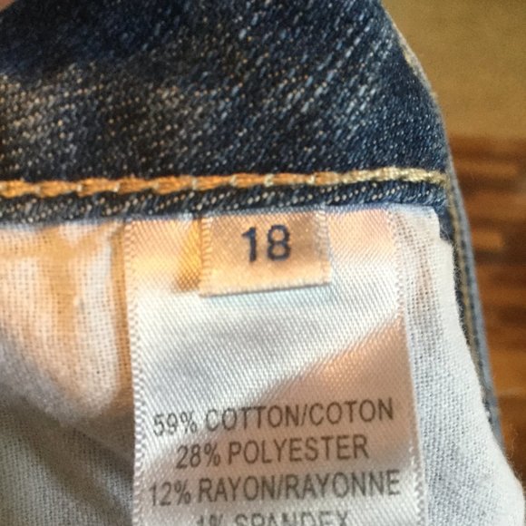 Plus size lace details denim shorts - Picture 4 of 4